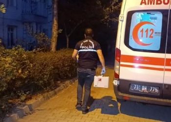 Eşiyle yakaladığı kişiyi tabancayla öldürdü: Polise gidip teslim oldu
