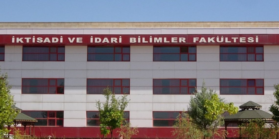 Eski öğrenci dekan yardımcısını odasında bıçakladı