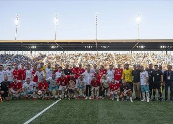 EURO 2008 takımı depremzedeler için alana çıktı