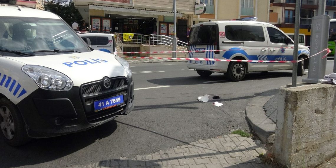 Evvel eşini sonra kendini bıçakladı