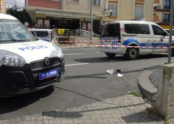 Evvel eşini sonra kendini bıçakladı