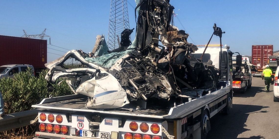 Evvel TIR’a sonra otobüse çarptı: 2 meyyit, 4 yaralı