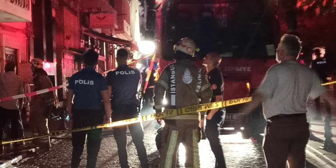 Fatih’te 5 katlı otelde yangın paniği: 40 kişi tahliye edildi