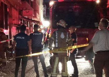 Fatih’te 5 katlı otelde yangın paniği: 40 kişi tahliye edildi