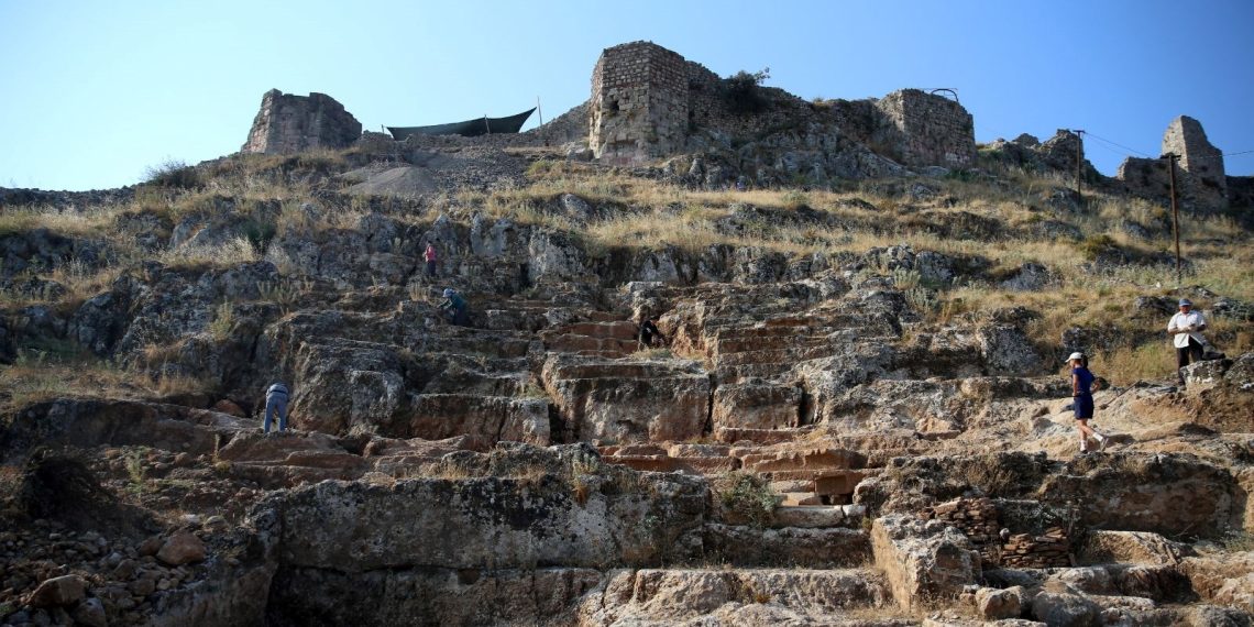 Fethiye Kalesi hafriyatında tiyatro ve yol ortaya çıkarıldı