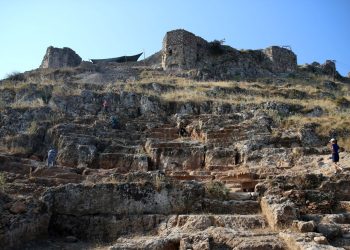 Fethiye Kalesi hafriyatında tiyatro ve yol ortaya çıkarıldı