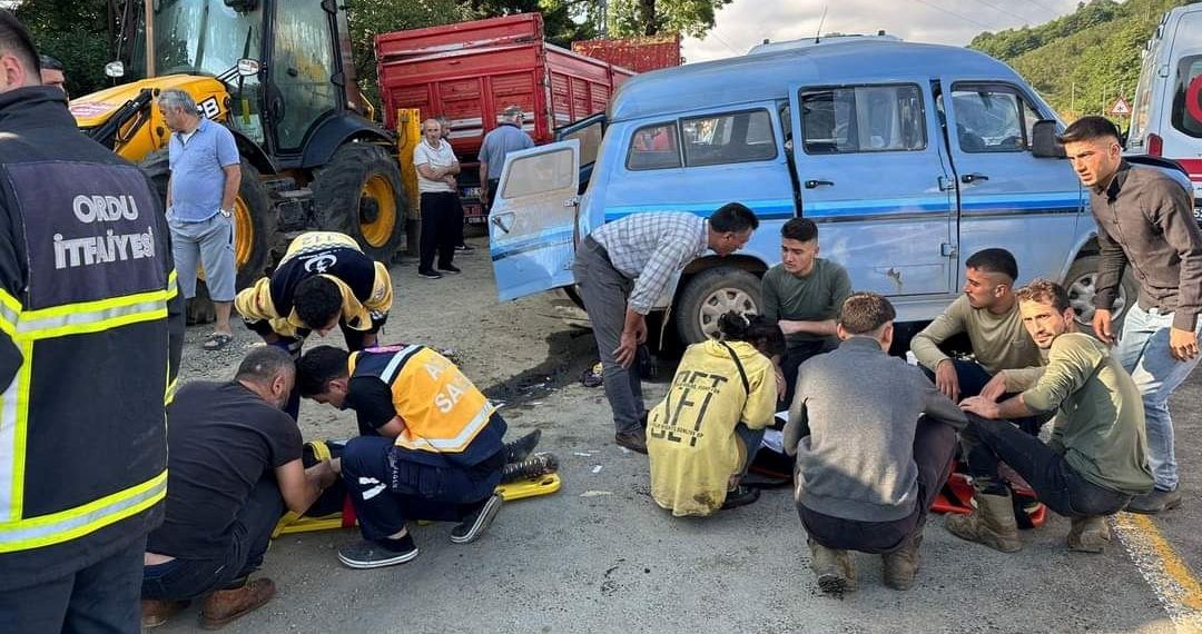 Fındık personellerini taşıyan minibüsler çarpıştı: 15 yaralı