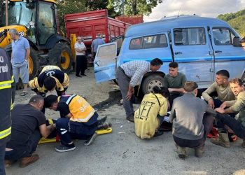 Fındık personellerini taşıyan minibüsler çarpıştı: 15 yaralı