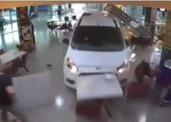 Fren yerine gaza basan şoför terminale daldı