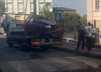 Freni tutmayan araba servis aracına çarptı