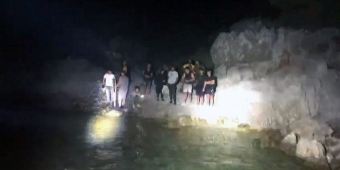 Göçmenleri Yunanistan diye koya terk edip gittiler