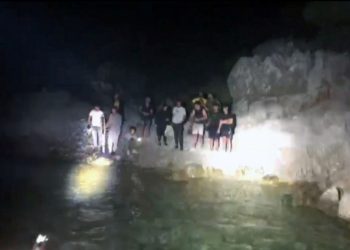 Göçmenleri Yunanistan diye koya terk edip gittiler