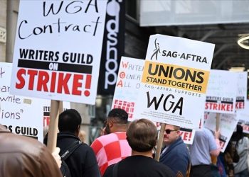 Grevdeki muharrirler stüdyoların teklifini yetersiz buldu