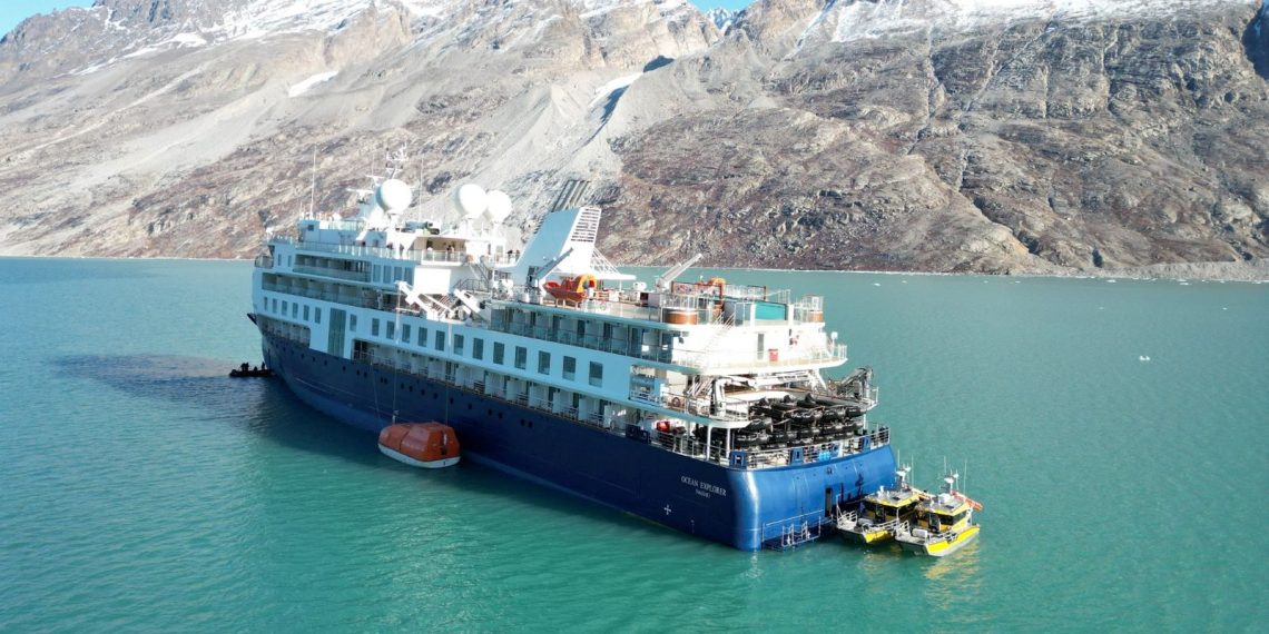 Grönland açıklarında mahsur kalan lüks yolcu gemisi kurtarıldı