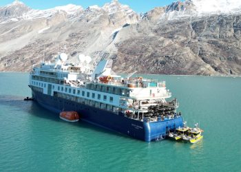 Grönland açıklarında mahsur kalan lüks yolcu gemisi kurtarıldı