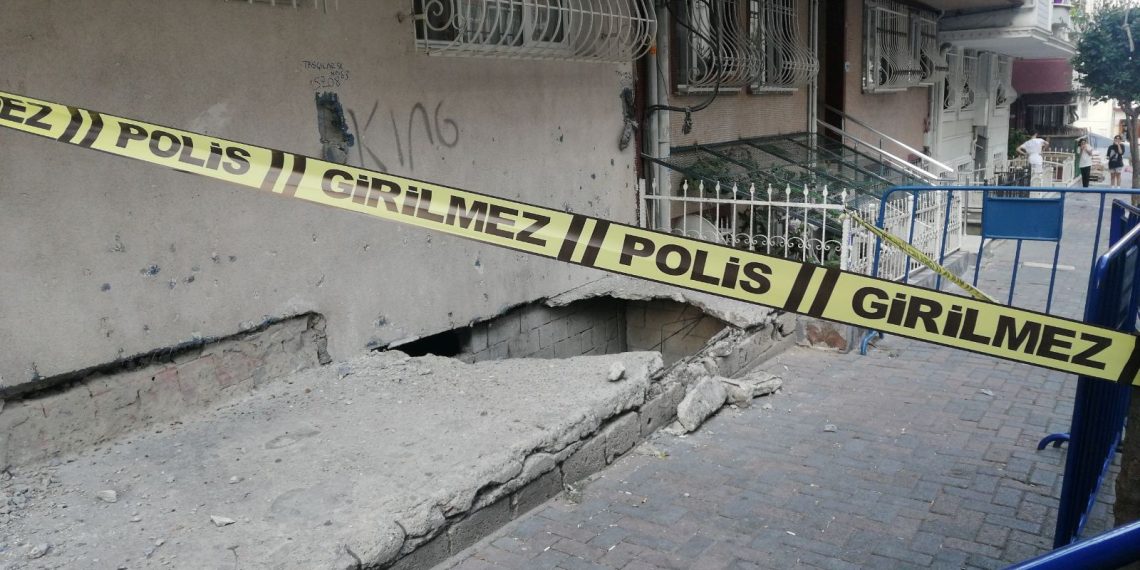 Güngören’de binayla kaldırım ortasındaki beton çöktü: 2 yaralı