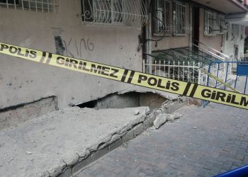 Güngören’de binayla kaldırım ortasındaki beton çöktü: 2 yaralı