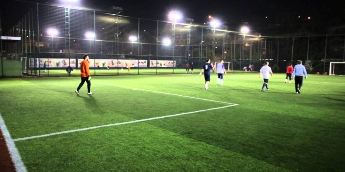 Halı saha maçında kalbine yenildi