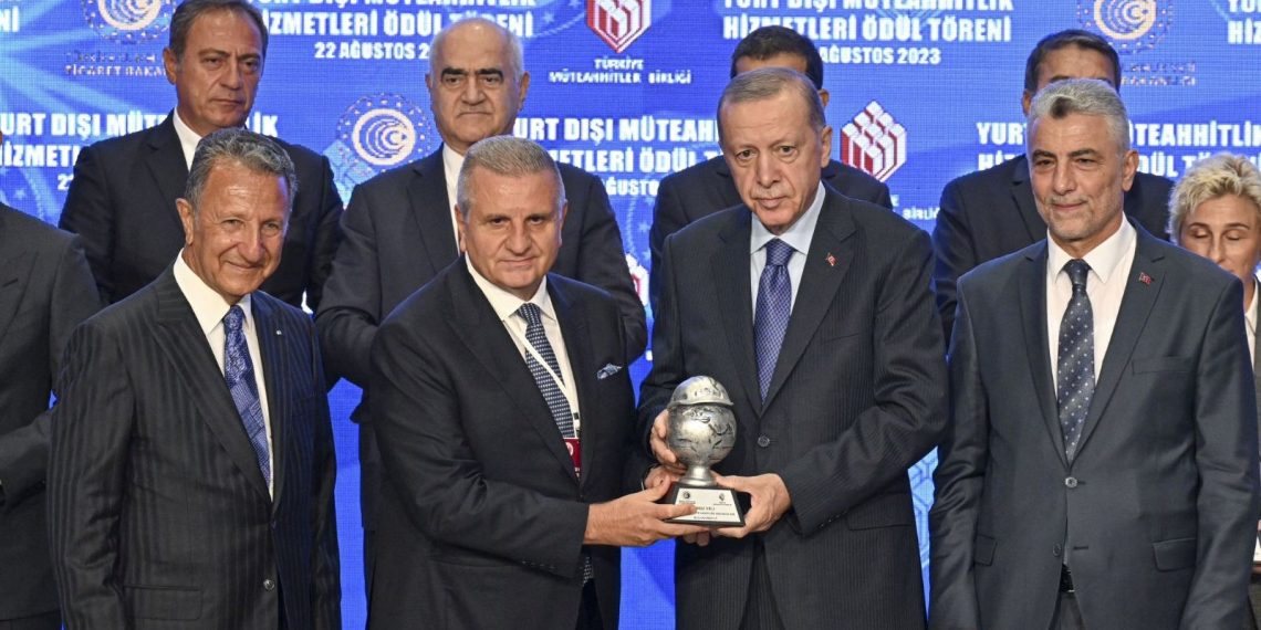 Halil Bağıban, ENR mükafatını Cumhurbaşkanı Erdoğan’ın elinden aldı