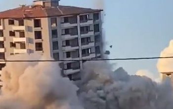 Hatay’da 15 katlı hasarlı bina dinamitle yıkıldı