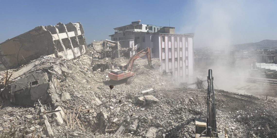 Hatay’da ağır hasarlı 5 bina yıkıldı