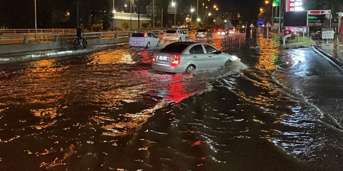 Hatay’da sağanak hayatı olumsuz etkiledi