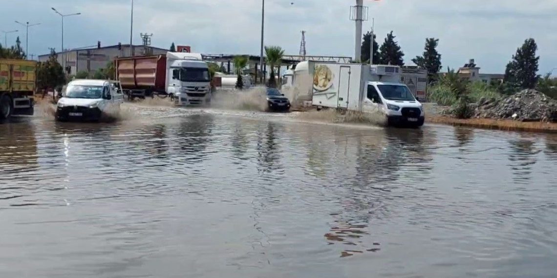 Hatay’da şiddetli yağış tesirli oldu