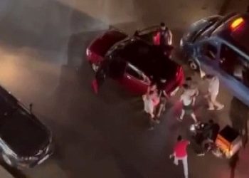 Hengameyi ayırmak isterken başında şişe patladı