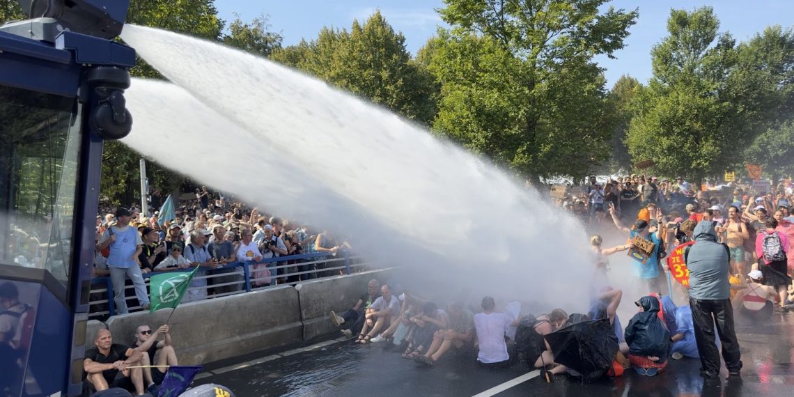 Hollanda’da aksiyon yapan 2 bin çevreci aktivist gözaltında