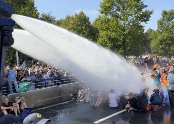Hollanda’da aksiyon yapan 2 bin çevreci aktivist gözaltında