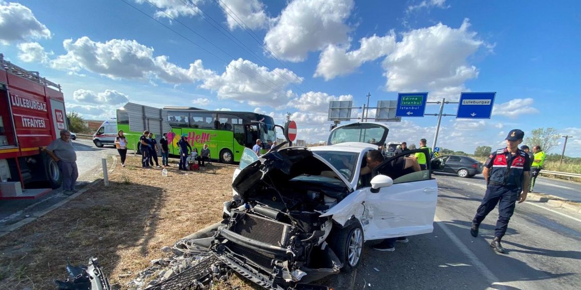 İki araba baş başa çarpıştı: 6 yaralı