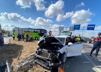 İki araba baş başa çarpıştı: 6 yaralı