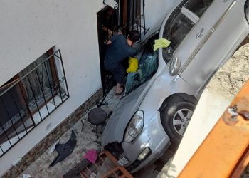 İki çocuk arabası apartman boşluğuna düşürdü