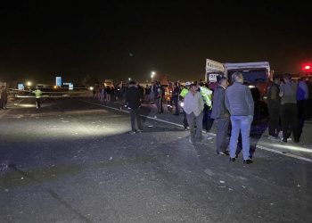 İki kamyon ve bir arabanın karıştığı kazada 2 kişi öldü, 8 kişi yaralandı