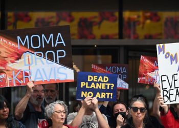 İklim aktivistleri Çağdaş Sanat Müzesi önünde şov düzenledi: Müze ziyarete kapandı