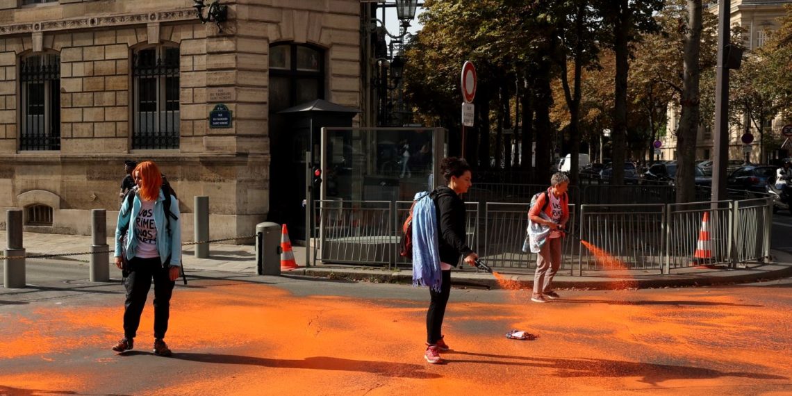 İklim aktivistleri Elysee Sarayı yakınındaki meydanı spreyle turuncuya boyadı