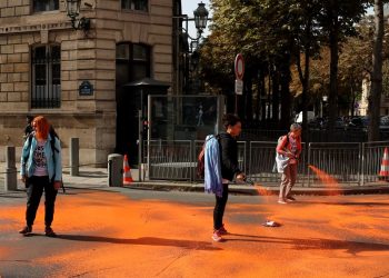 İklim aktivistleri Elysee Sarayı yakınındaki meydanı spreyle turuncuya boyadı
