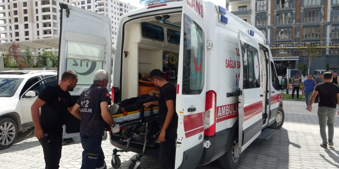 İnşaat iskelesi çöktü: 2 personel yaralı