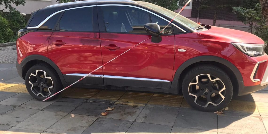 İş ortağını eşinin yanında vurarak öldürdü