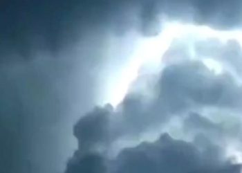 İstanbul’da “elektrik fırtınası” gökyüzünü aydınlattı