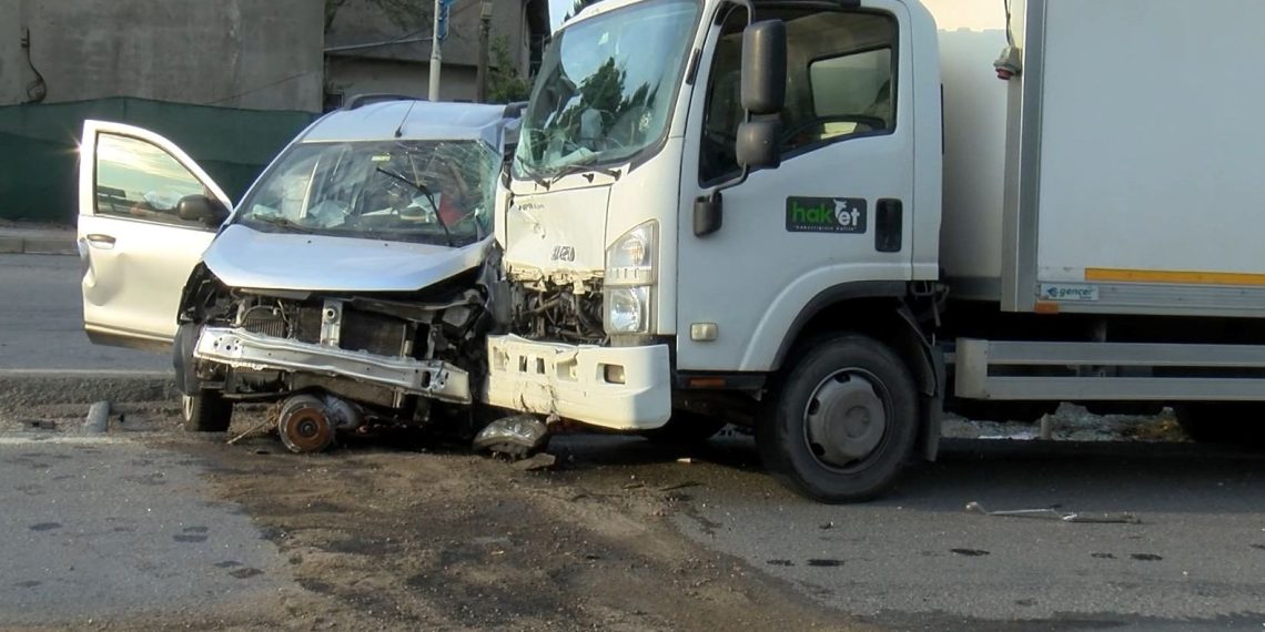 İstanbul’da kamyonet ile hafif ticari araç çarpıştı: 2 yaralı