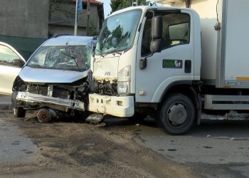 İstanbul’da kamyonet ile hafif ticari araç çarpıştı: 2 yaralı