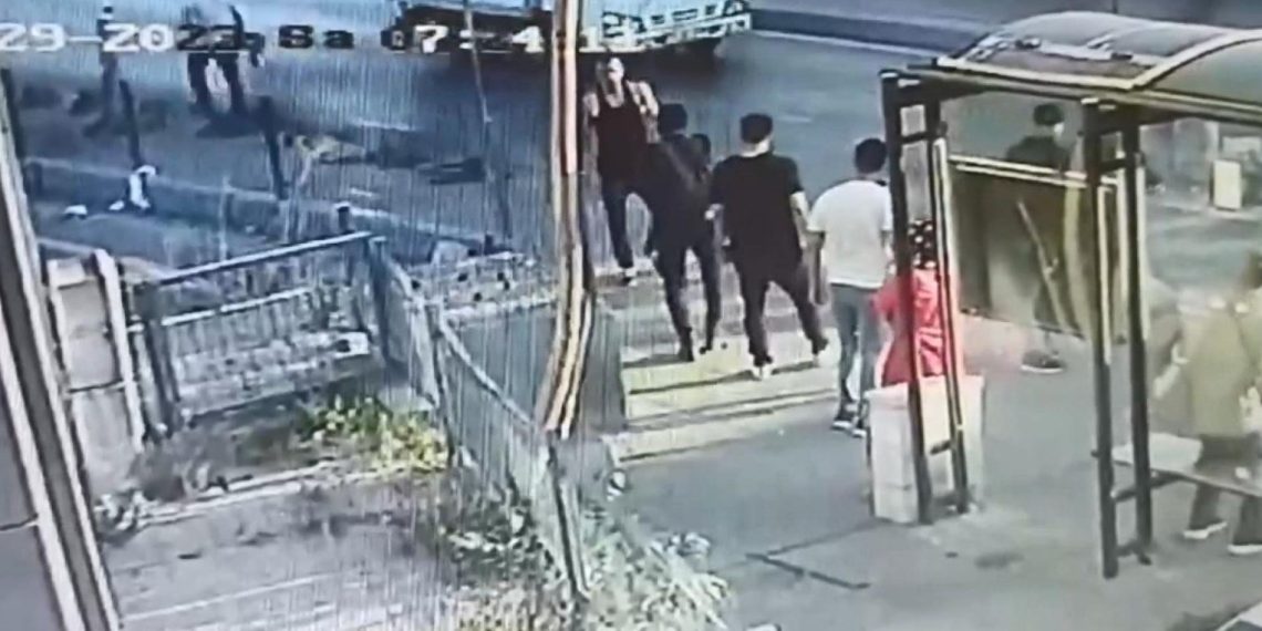 İstanbul’da otobüs durağında bıçaklı saldırgan paniği