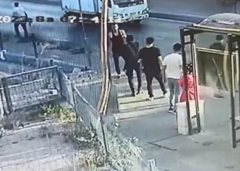 İstanbul’da otobüs durağında bıçaklı saldırgan paniği