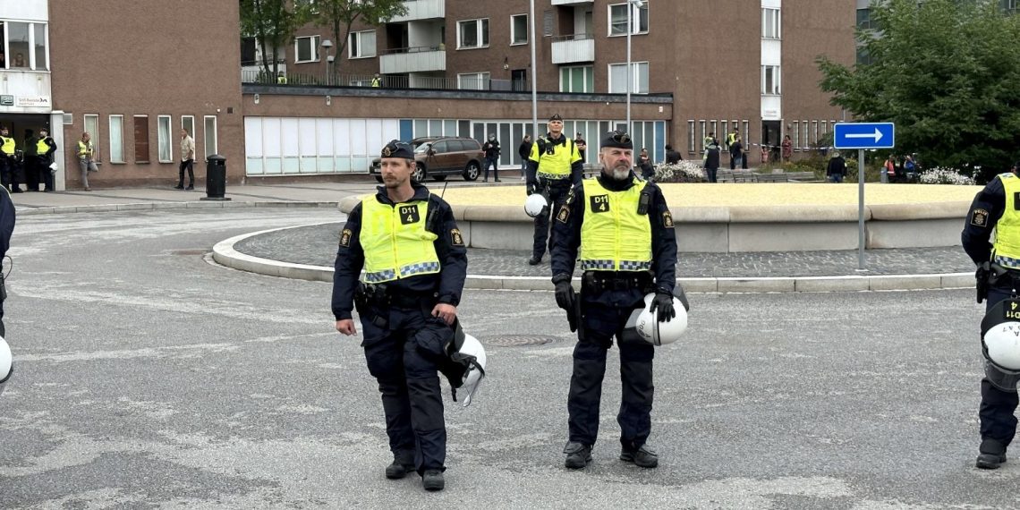 İsveç’te bir Iraklı cami önünde Kur’an-ı Kerim’e saldırdı