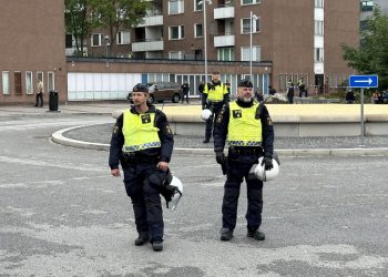 İsveç’te bir Iraklı cami önünde Kur’an-ı Kerim’e saldırdı