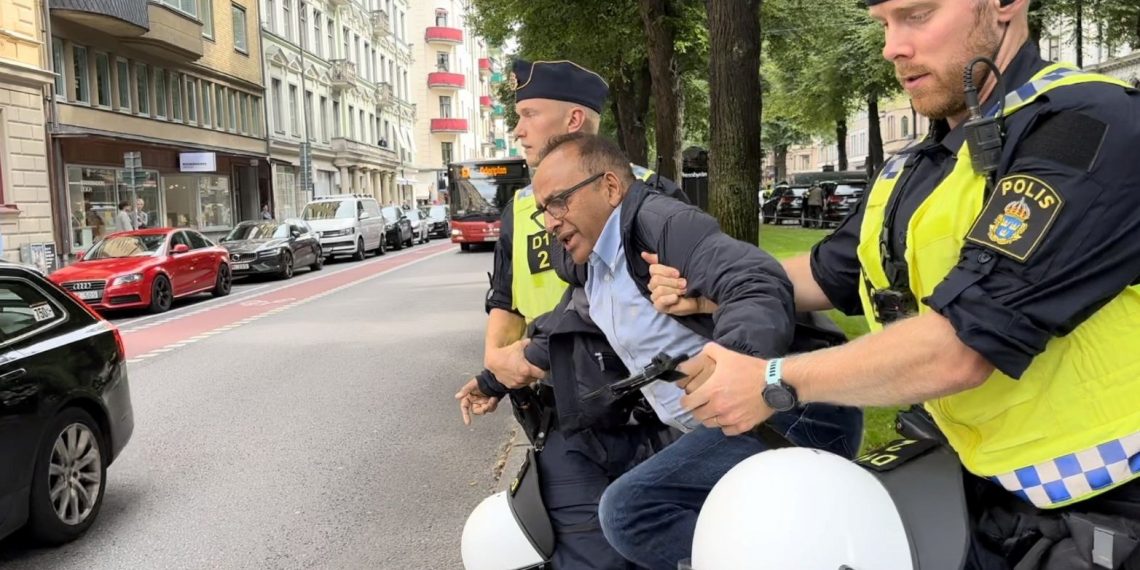 İsveç’te Kur’an-ı Kerim yakılmasına karşı çıkan bireye polis müdahale etti