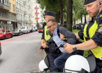 İsveç’te Kur’an-ı Kerim yakılmasına karşı çıkan bireye polis müdahale etti