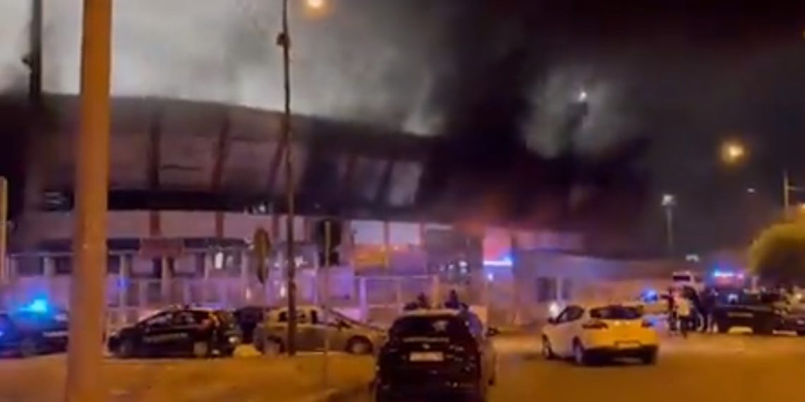 İtalya’da Foggia taraftarları derbi yenilgisi sonrası stadı yaktı