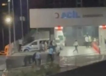 İzmir’de acil servis önünde silahlı arbede